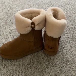 Youth Uggs with fur / fluff, size 1
